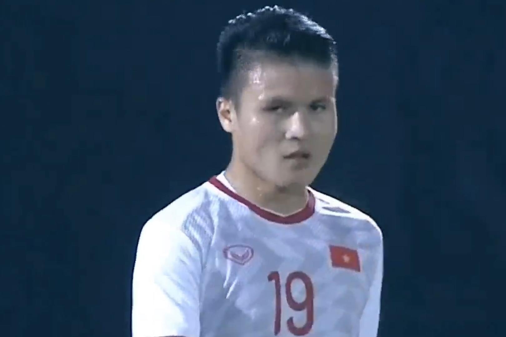 Quang Hai bo lo co hoi khi doi mat thu mon Indonesia hinh anh