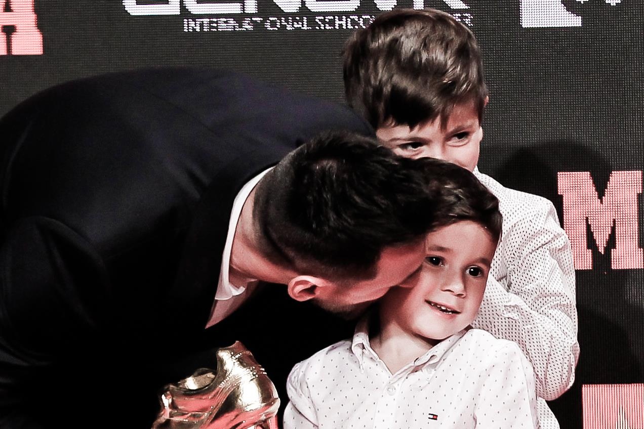 Hai con trai giup Messi nhan giai Chiec giay vang chau Au hinh anh