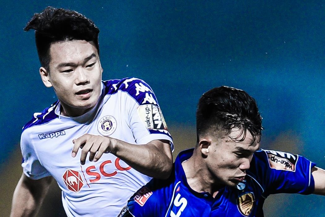 CLB Ha Noi bi Quang Nam cam hoa du dan truoc 2 ban hinh anh