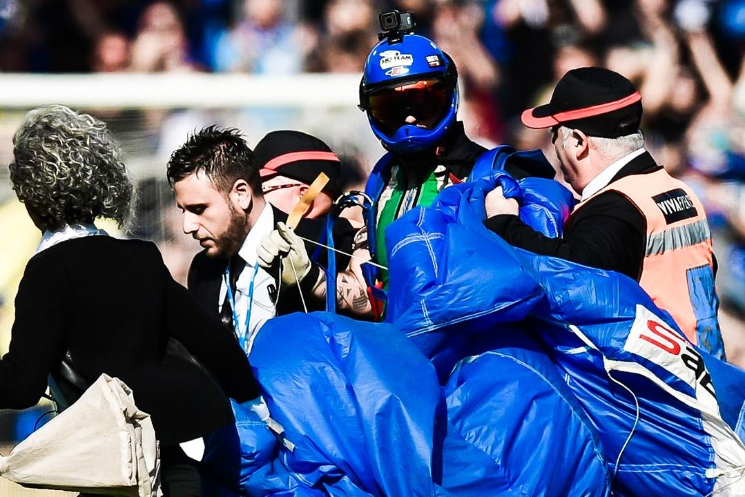 Fan nhay du lam tran dau cua Inter bi gian doan hinh anh