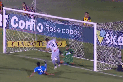 Pha bo lo tren vach voi cua cau thu Brazil hinh anh