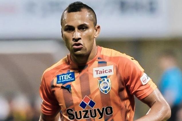 Cu da phat danh lua cac cau thu lap hang rao o Nhat Ban hinh anh