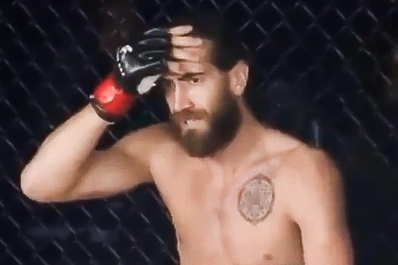 Vo si MMA om dau lo lang sau cu len goi ha do van doi thu hinh anh