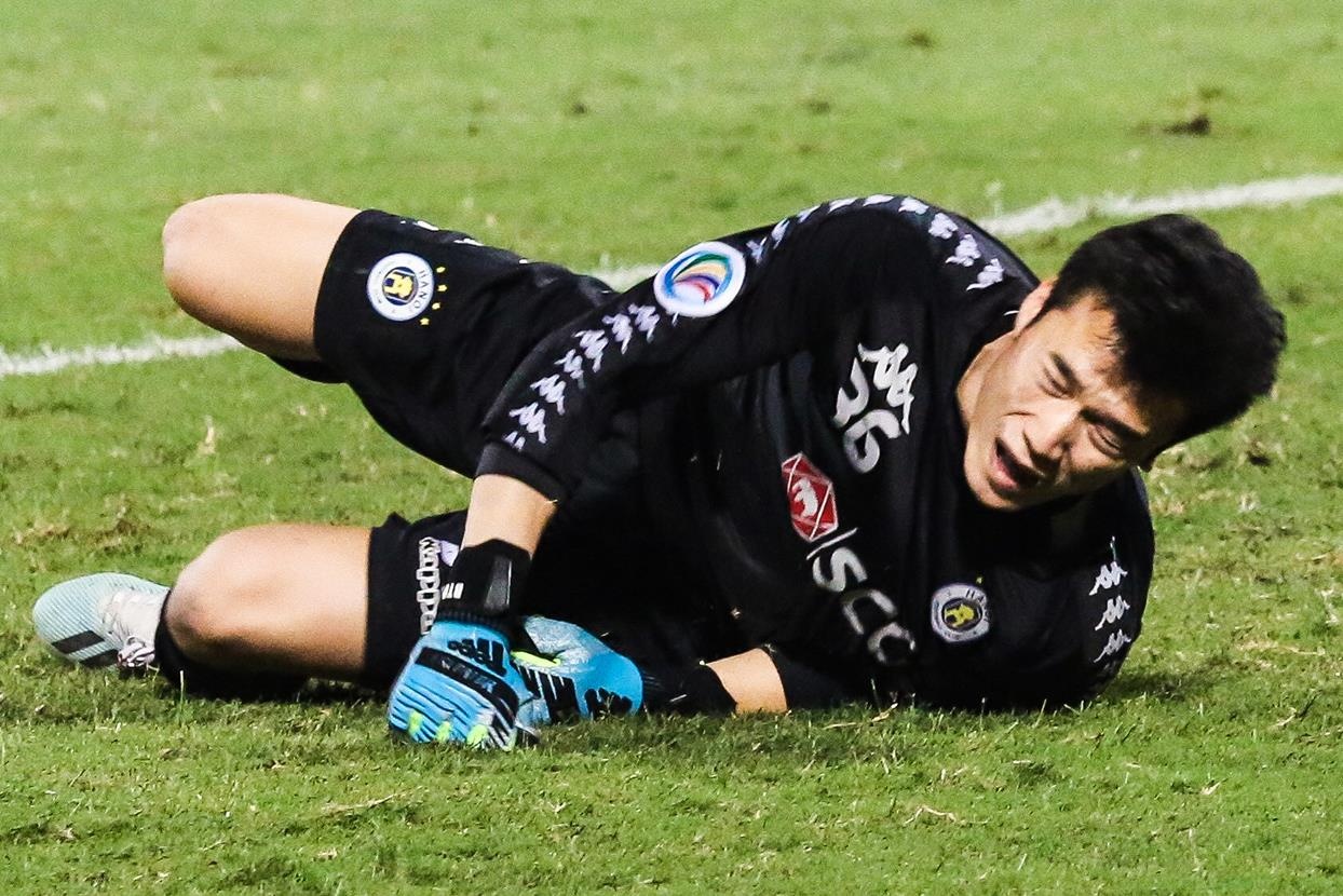 Bui Tien Dung de lot luoi 4 ban khi bat chinh cho CLB Ha Noi hinh anh