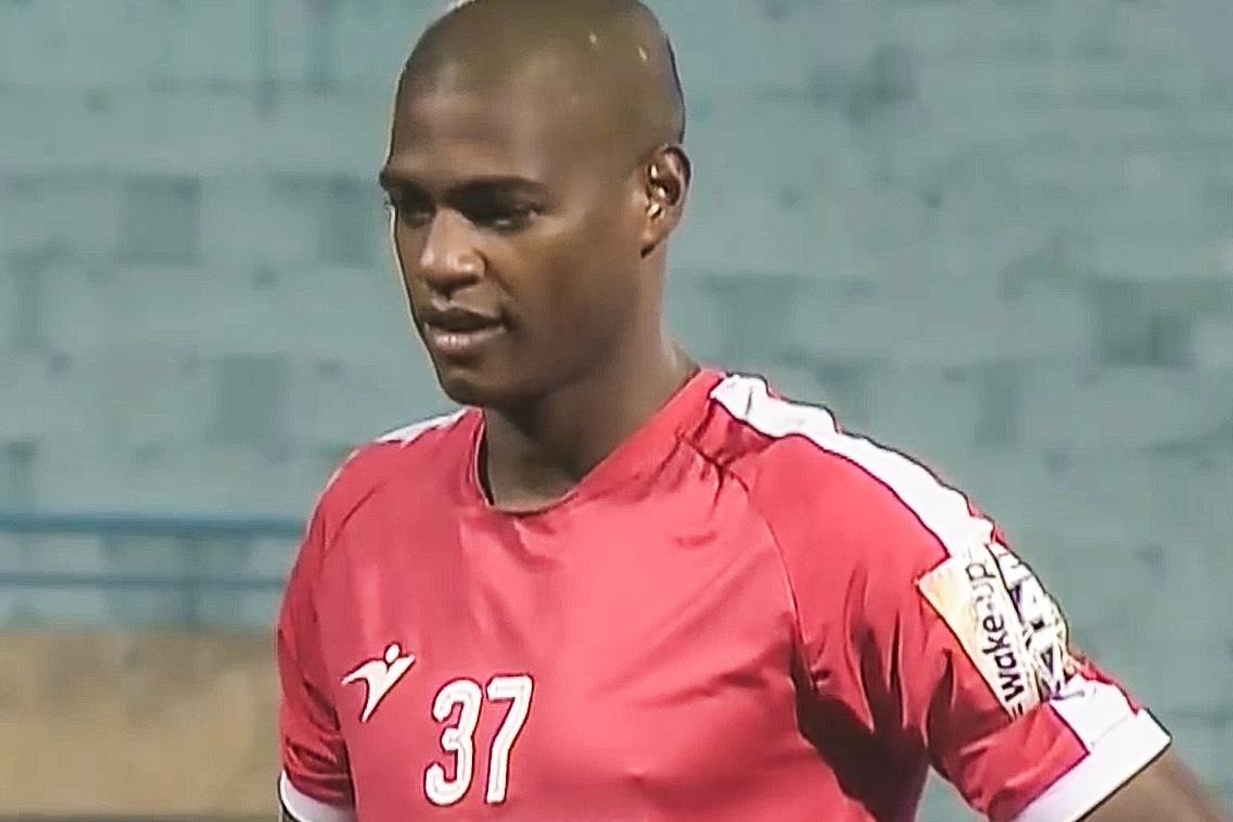 Ngoai binh tro thanh Vua pha luoi V.League du chi da nua mua hinh anh