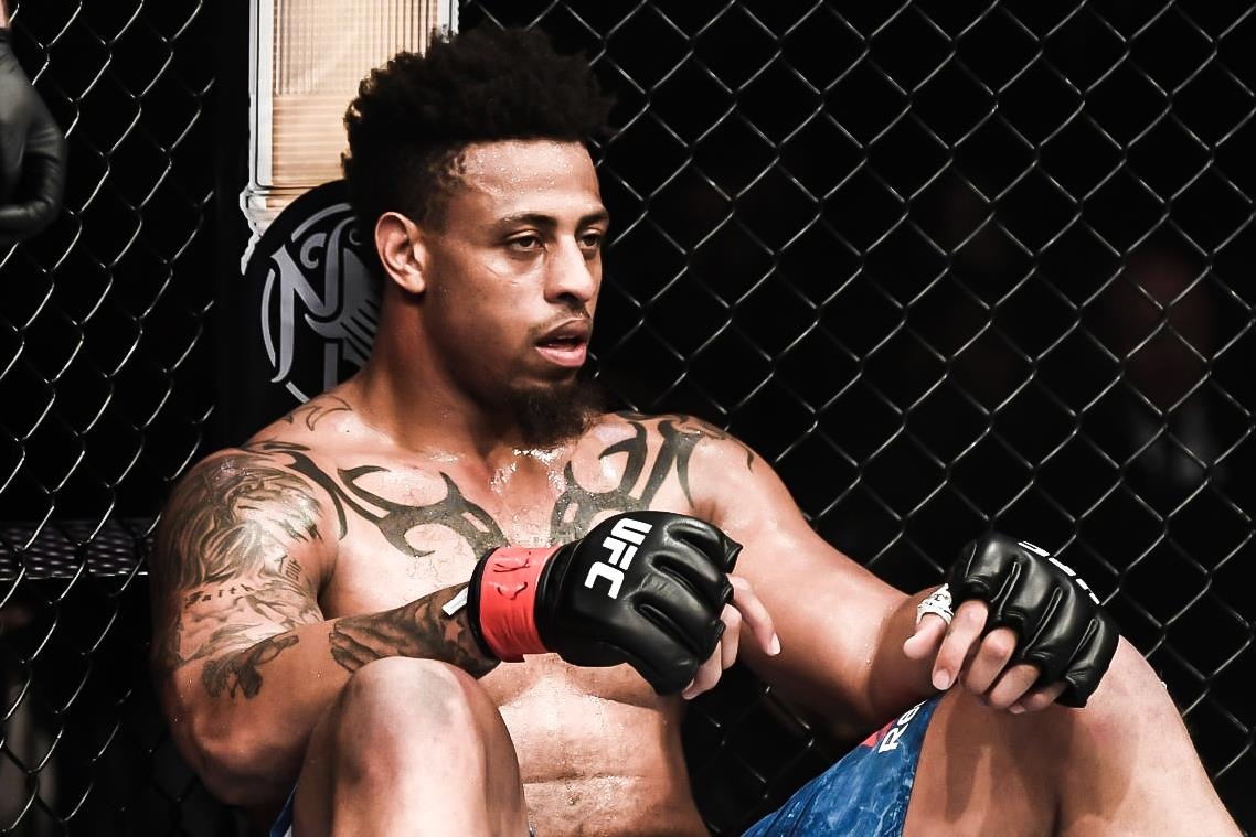 Vo si MMA mat chien thang vi hit thuoc giua gio nghi hinh anh