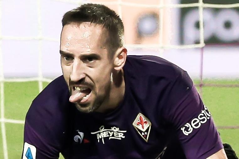 Con trai Ribery sut bong qua 2 chan bo de ghi ban hinh anh