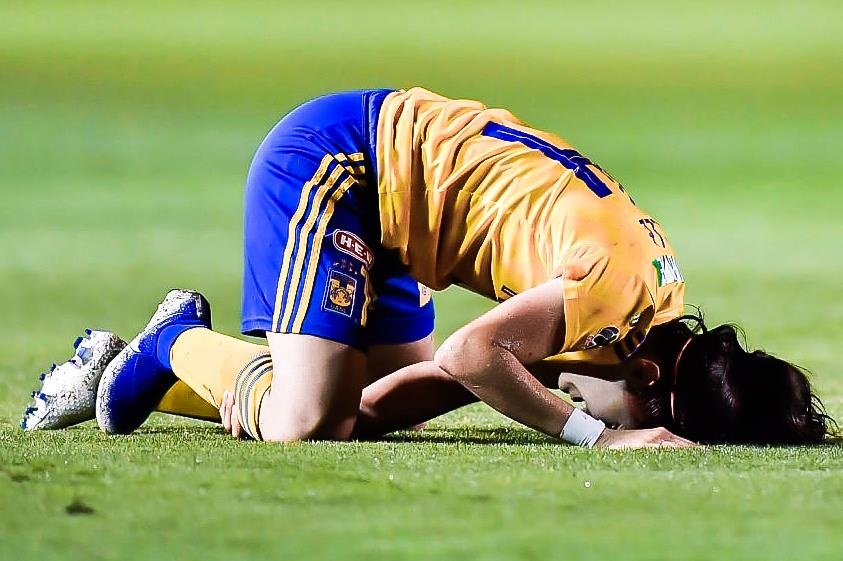 Dang an va, cau thu voi bat day an mung hinh anh