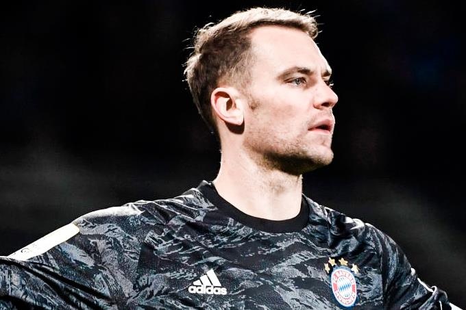 Thu mon Neuer vat va cuu thua sau khi bo trong khung thanh hinh anh