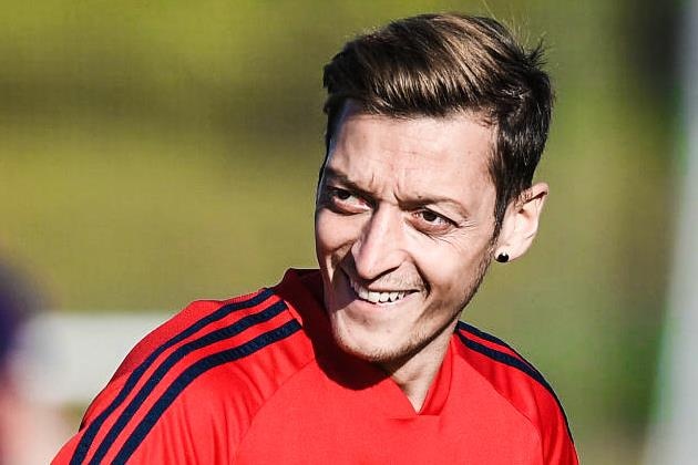 Oezil don tin vui truoc tran Arsenal gap Liverpool hinh anh