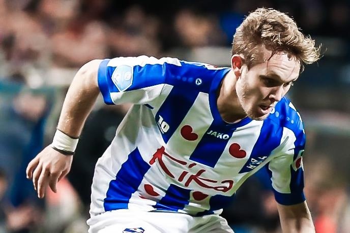 Van Hau du bi trong tran Heerenveen thang 3-0 hinh anh