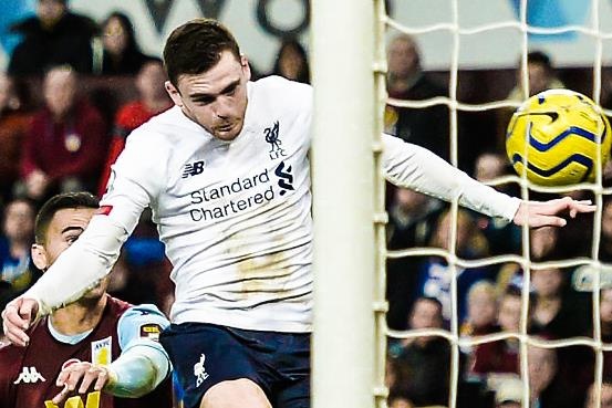 Pha kien tao loai bo hang phong ngu cua Mane cho Robertson hinh anh