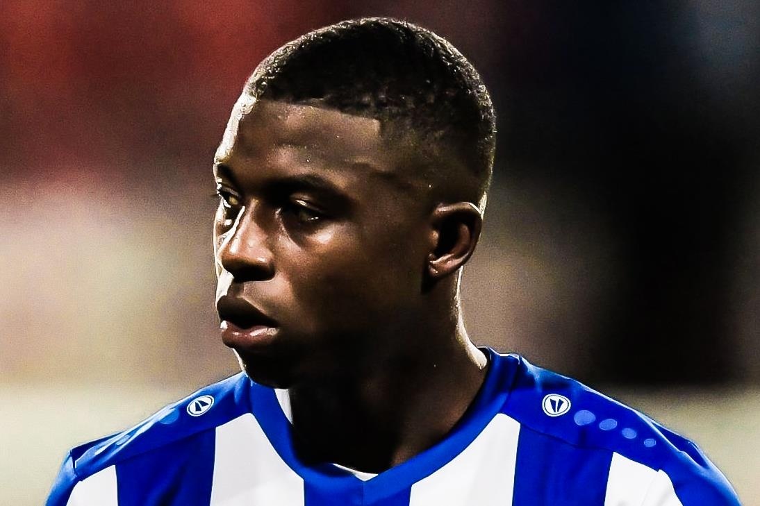 Doi thu cua Van Hau lien tuc mac loi hinh anh