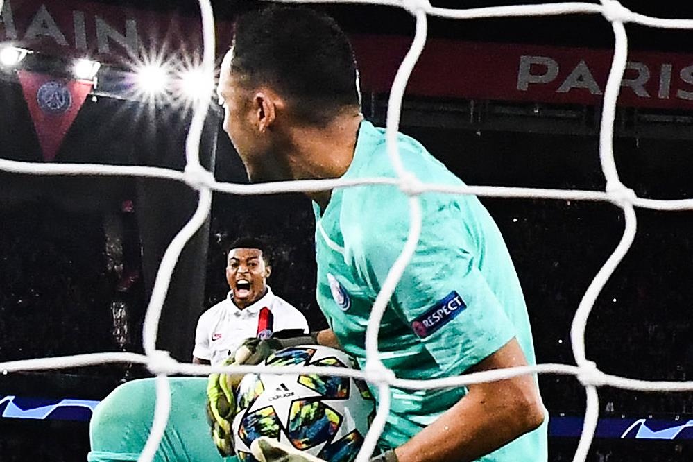 Keylor Navas bat gon penalty trong tran PSG thang 1-0 hinh anh
