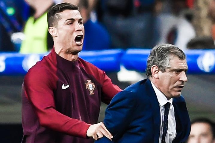 HLV Bo Dao Nha kho chiu khi bi hoi ve Ronaldo hinh anh