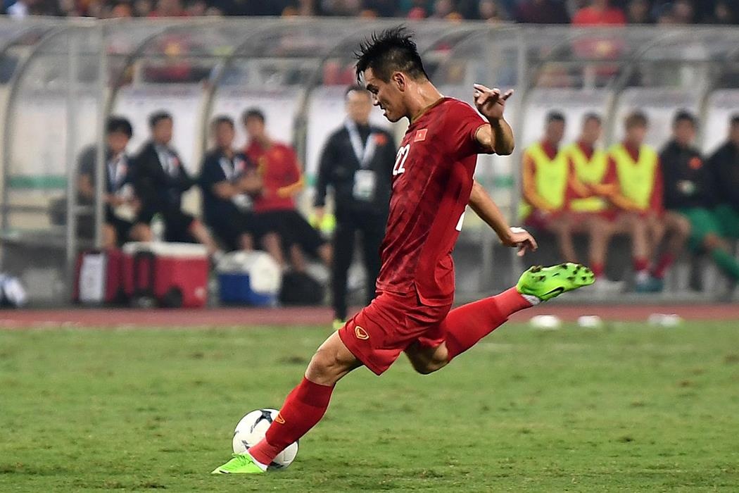 Tien Linh sut xa tung luoi UAE hinh anh