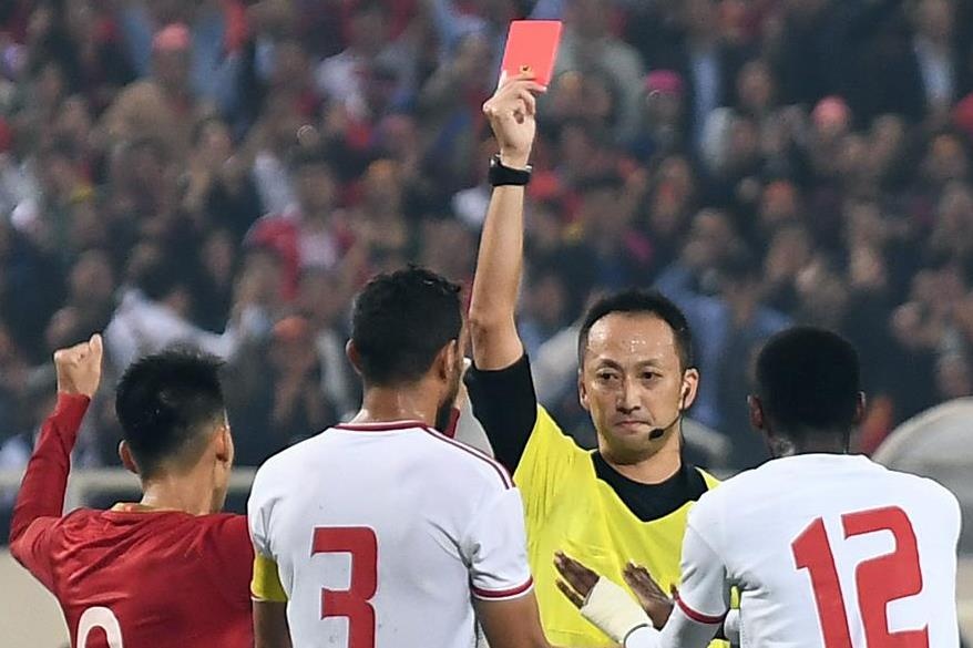 Hau ve UAE nhan the do vi pham loi voi Tien Linh hinh anh