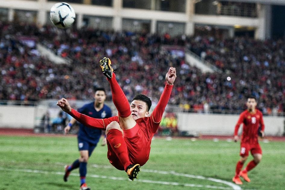 Quang Hai tung nguoi moc bong chuyen cho Tien Linh hinh anh