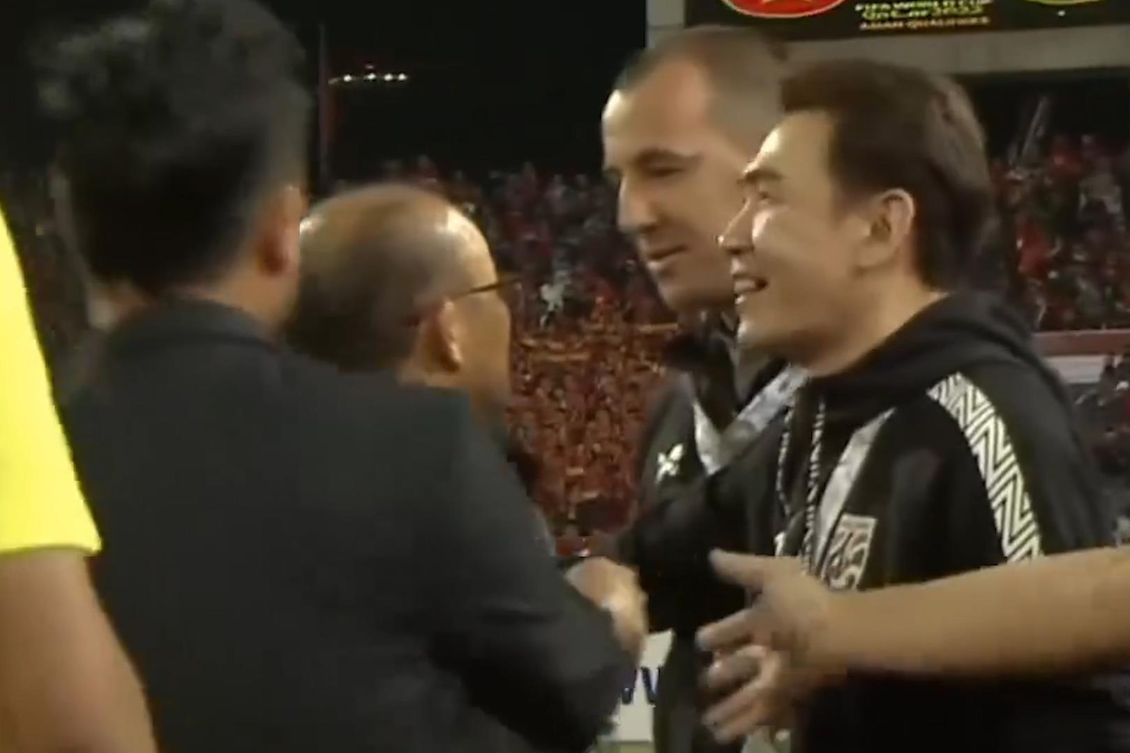 Cang thang giua HLV Park voi tro ly HLV Thai Lan sau tran dau hinh anh