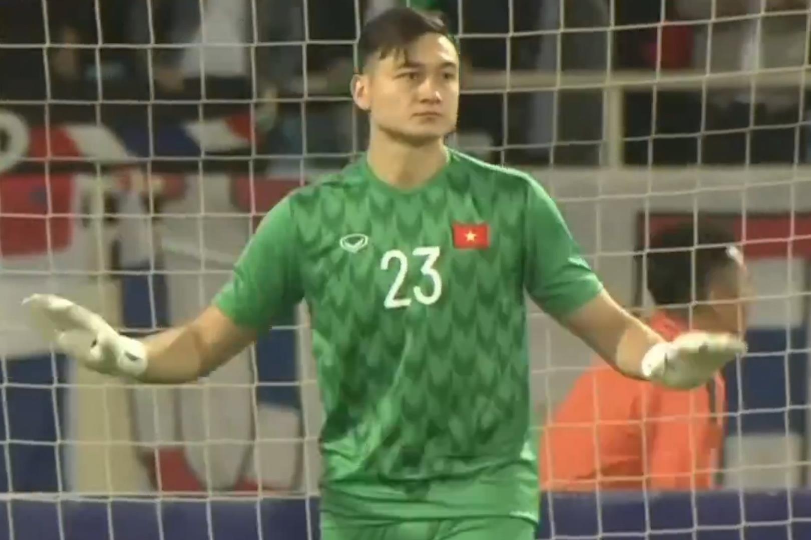 Pha can pha phat den cua Van Lam truoc Thai Lan hinh anh