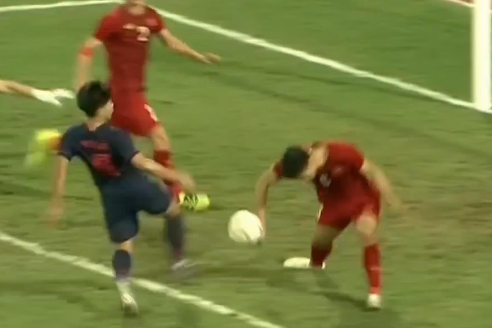 Van Hau choi lan xa giai nguy cho Viet Nam truoc Thai Lan hinh anh