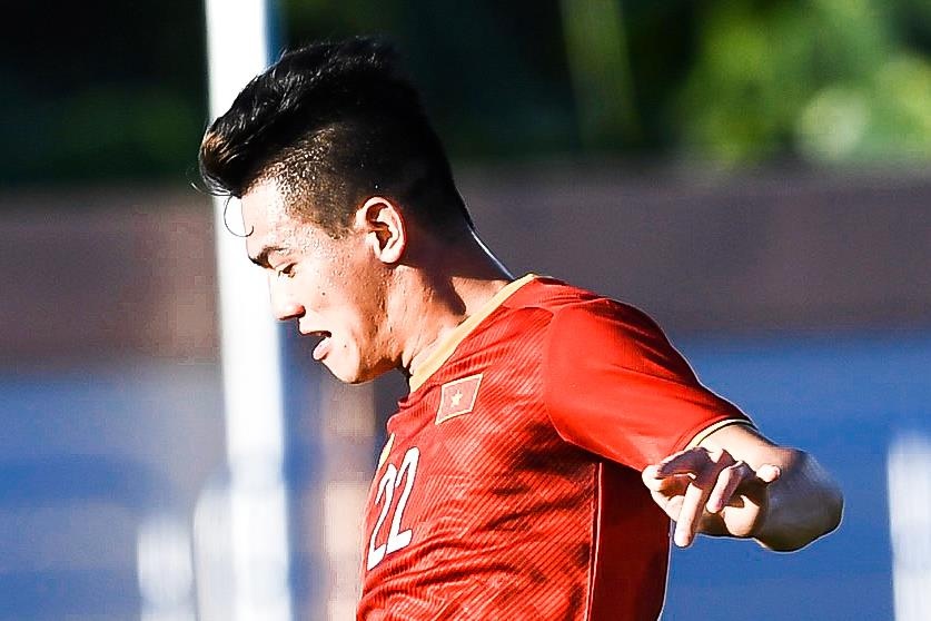 Trong Hoang cang ngang cho Tien Linh ghi ban truoc U22 Lao hinh anh