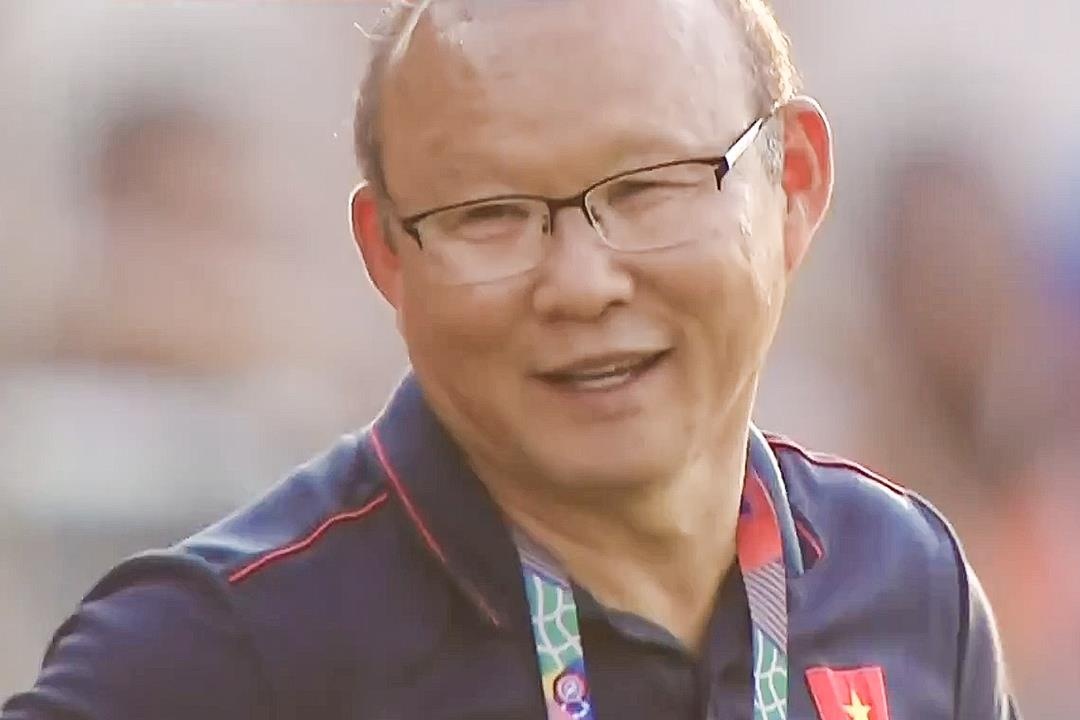 HLV Park cuoi tuoi khi Hoang Duc chuan bi sut phat hinh anh