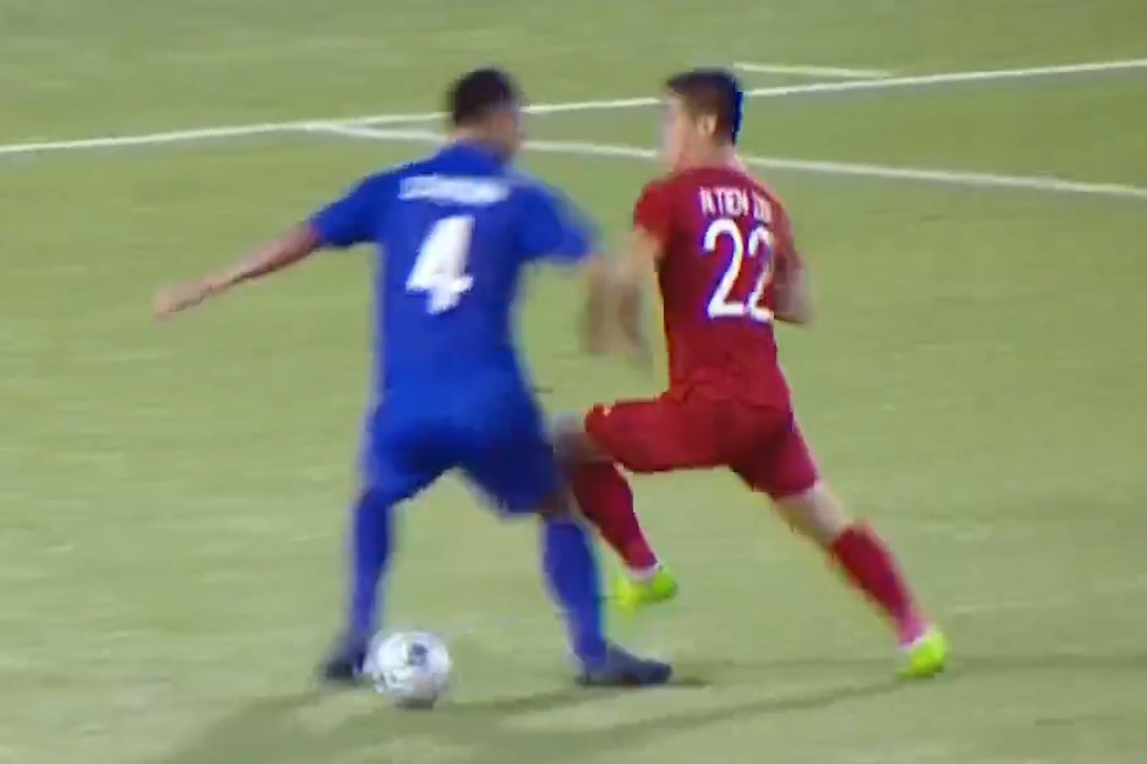 Tien Linh bi pham loi, dem ve qua phat 11 m cho Viet Nam hinh anh