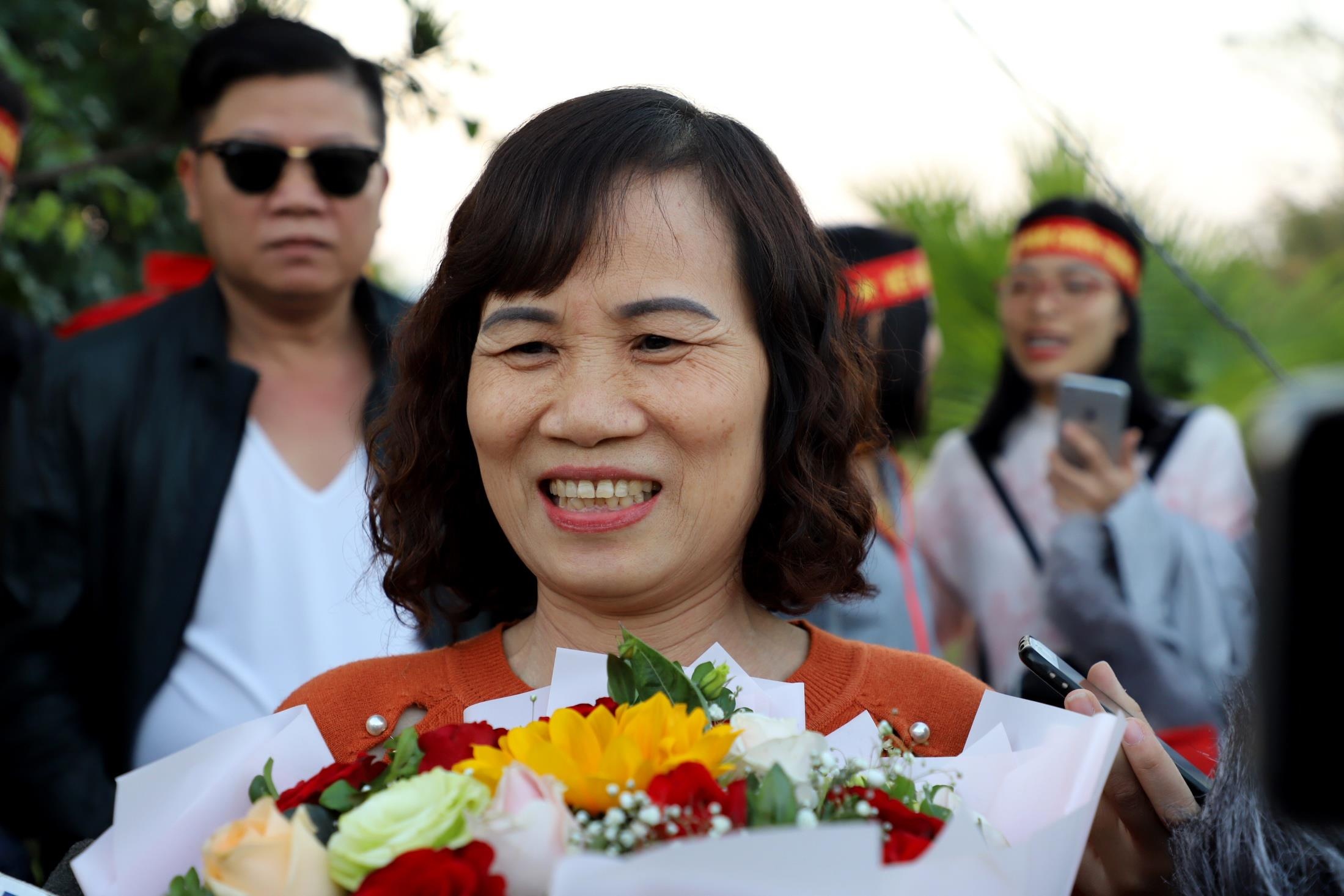 Me Hoang Duc: 'Toi chi mang bo hoa tang con chu khong co gi nhieu' hinh anh