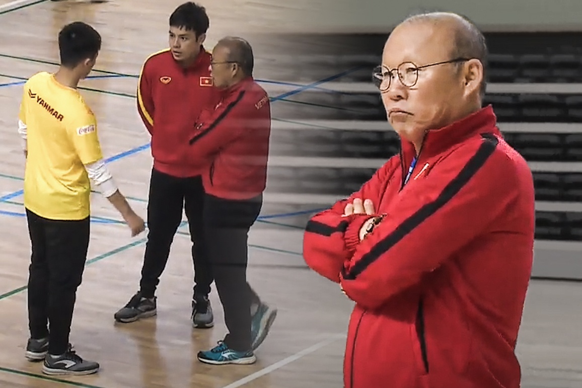 HLV Park trao doi voi Dinh Trong o buoi tap trong nha hinh anh