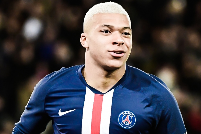 Mbappe bam bong ghi ban trong tran PSG thang Amiens 4-1 hinh anh