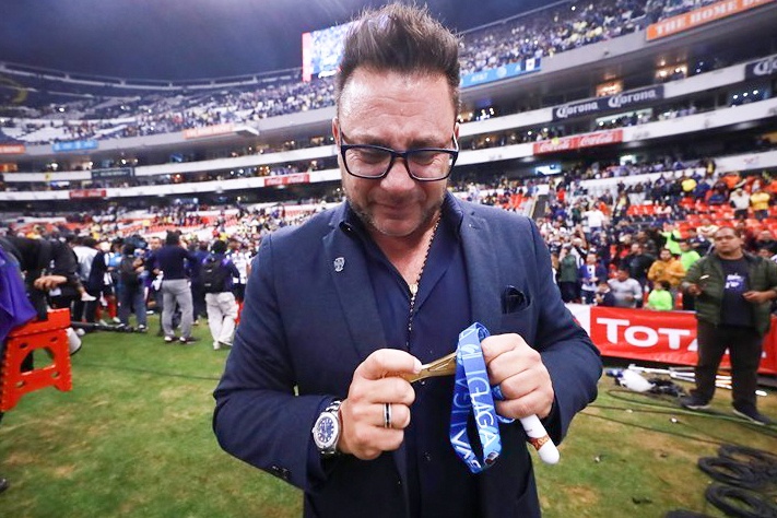 HLV vo dich giai Mexico vi loi hua voi con trai qua co hinh anh