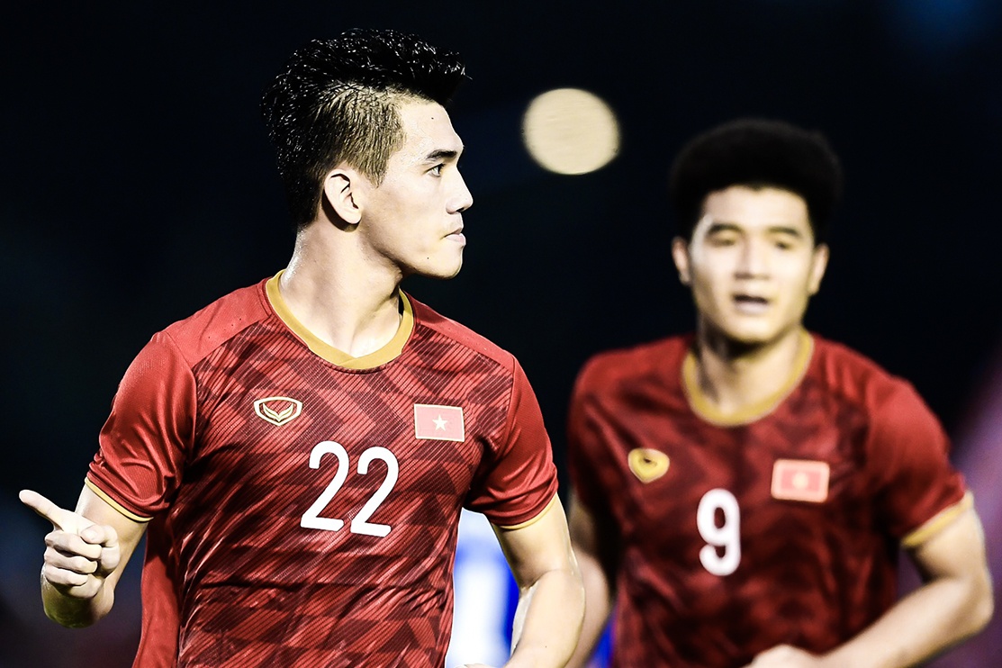 Tien Linh, Ho Tan Tai xuc dong khi xem phim ve thay Park hinh anh