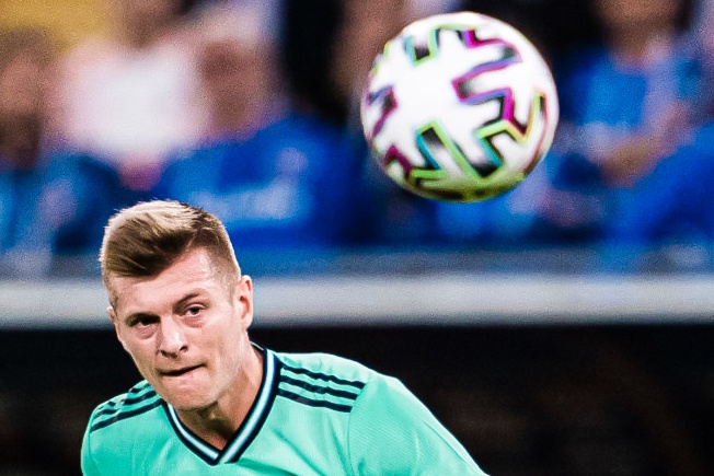 Toni Kroos ghi ban tu cham phat goc hinh anh