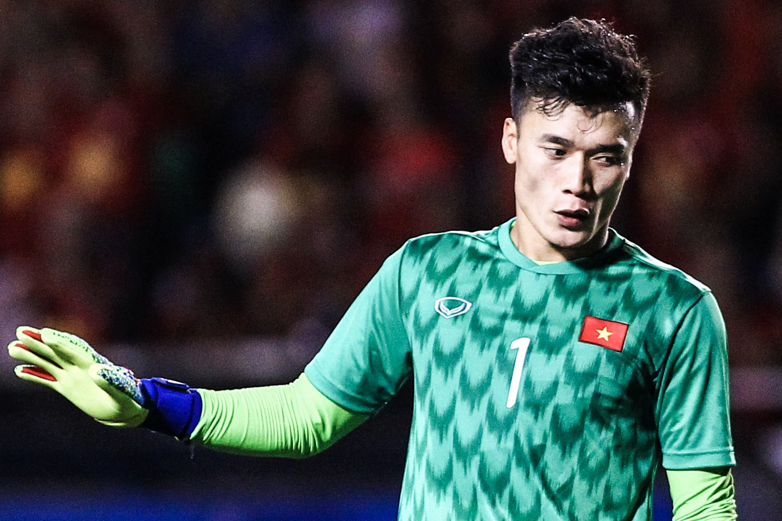 Bui Tien Dung dung chan cuu thua cho U23 Viet Nam hinh anh