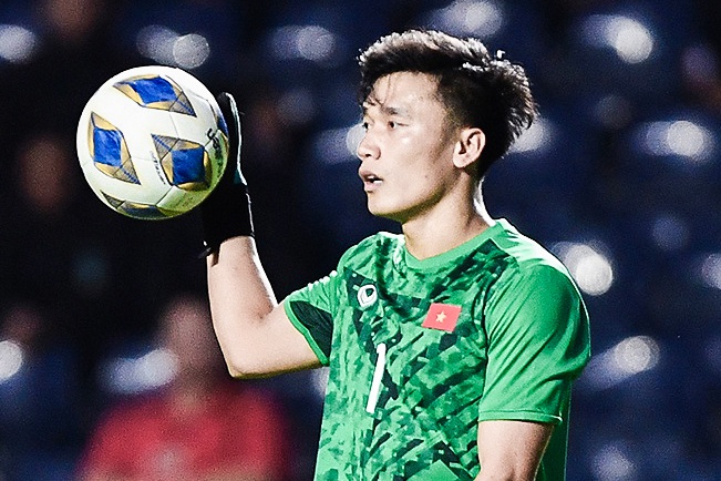 Bui Tien Dung can pha cu da phat cua U23 Jordan hinh anh