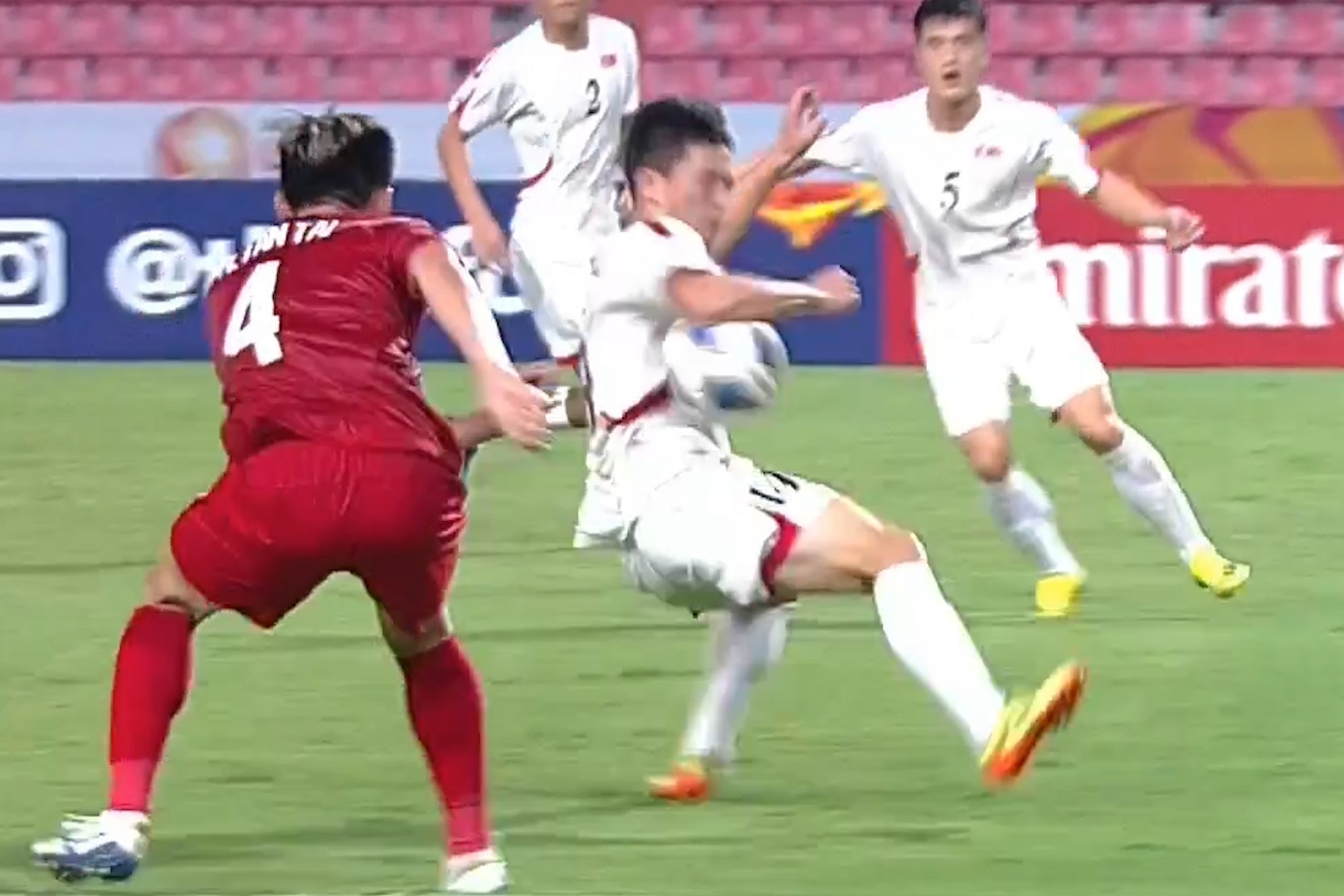 Cau thu U23 Trieu Tien de bong cham tay trong vung cam hinh anh