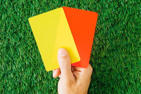 Cau thu nhan 3 the lien tiep o bong da Anh hinh anh