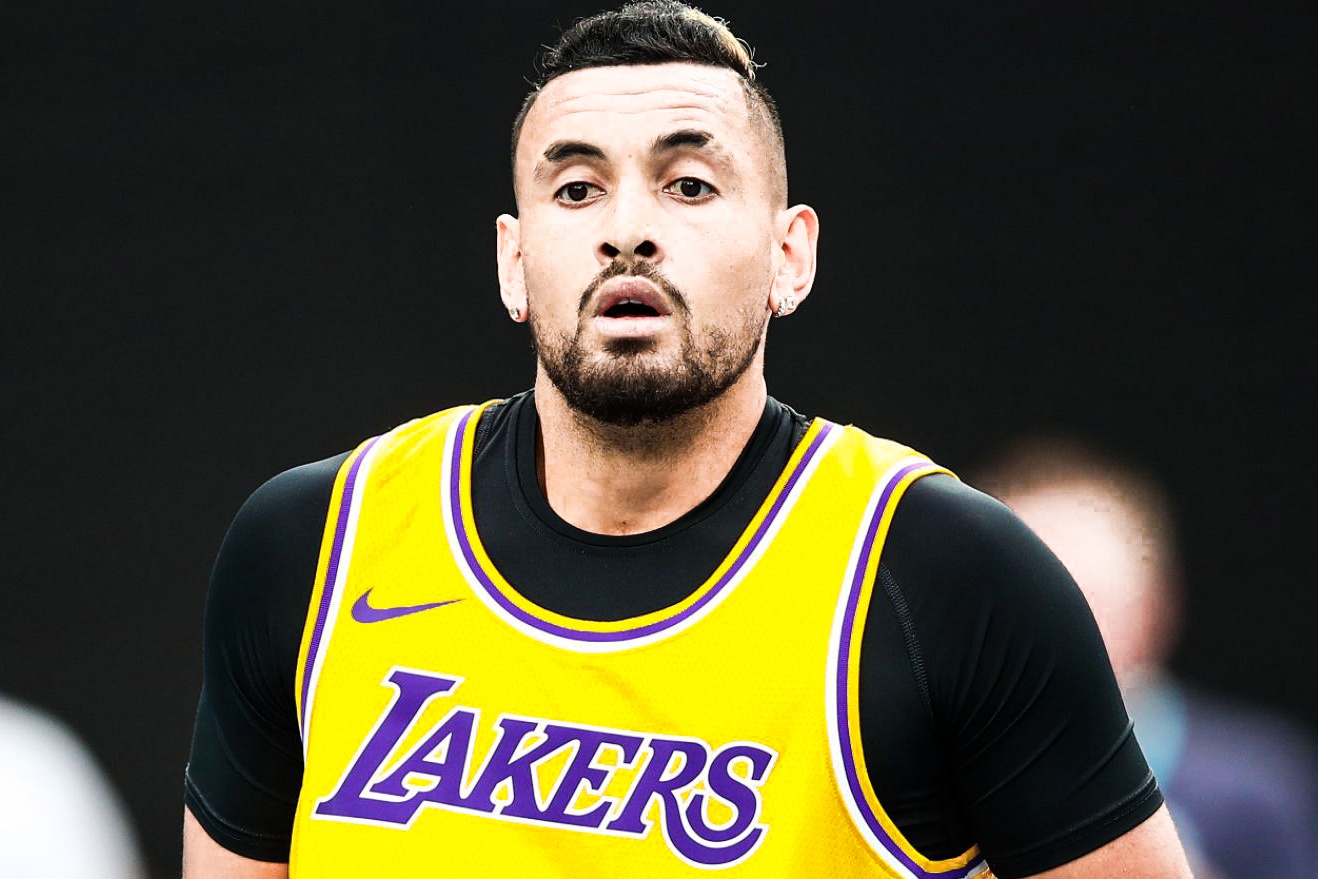 Kyrgios mac ao tri an Kobe Bryant truoc tran gap Nadal hinh anh