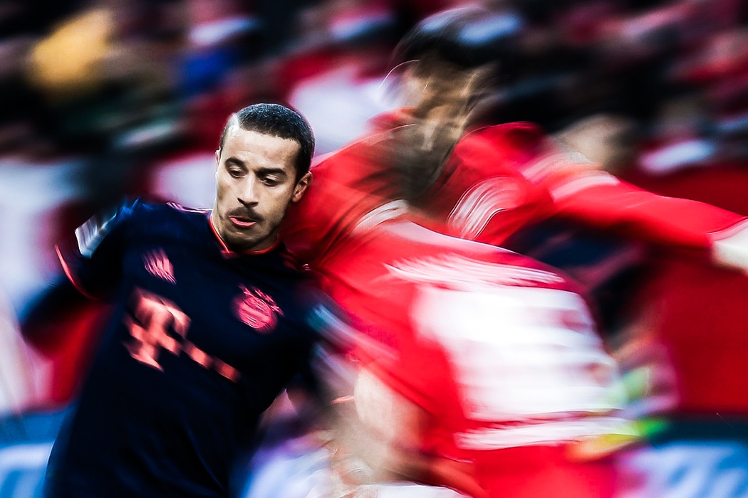 Cuu sao Barca re bong qua 3 cau thu truoc khi ghi ban hinh anh