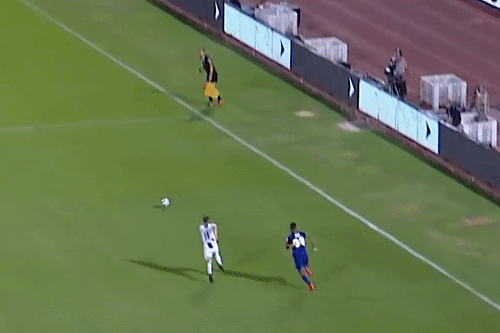 Cu chay nuoc rut cua Bale duoc tai hien hinh anh