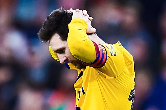 Messi nhan the vang do vao bong tu phia sau hinh anh