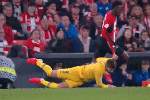 Pique bi keo le sau khi choi xau doi thu hinh anh