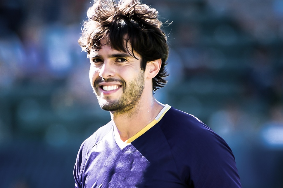 Chang trai bi che gieu vi yeu cau Kaka chuyen bong hinh anh