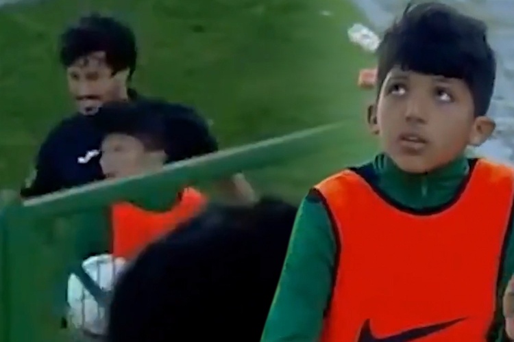 Cau thu nhan the do khi dap nga cau be nhat bong hinh anh