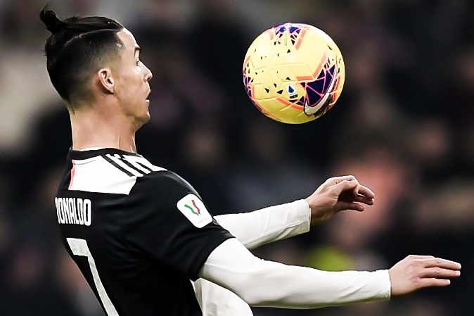 Ronaldo nga nguoi moc bong dem ve penalty cho Juventus hinh anh