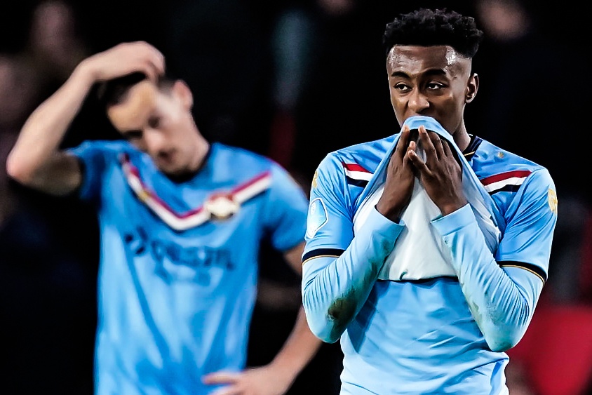 Cau thu chuyen thang ve khung thanh bo trong o giai Ha Lan hinh anh