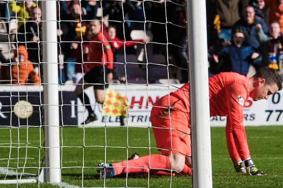Thu mon pha bong thang vao chan tien dao doi phuong hinh anh