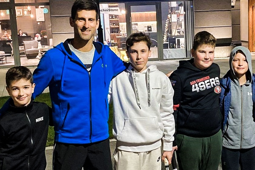 Djokovic gay chu y khi choi tennis voi fan o giua duong hinh anh