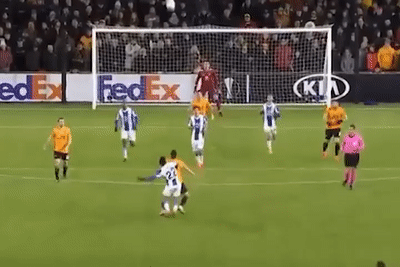 Cau thu Premier League volley ghi ban o cup chau Au hinh anh